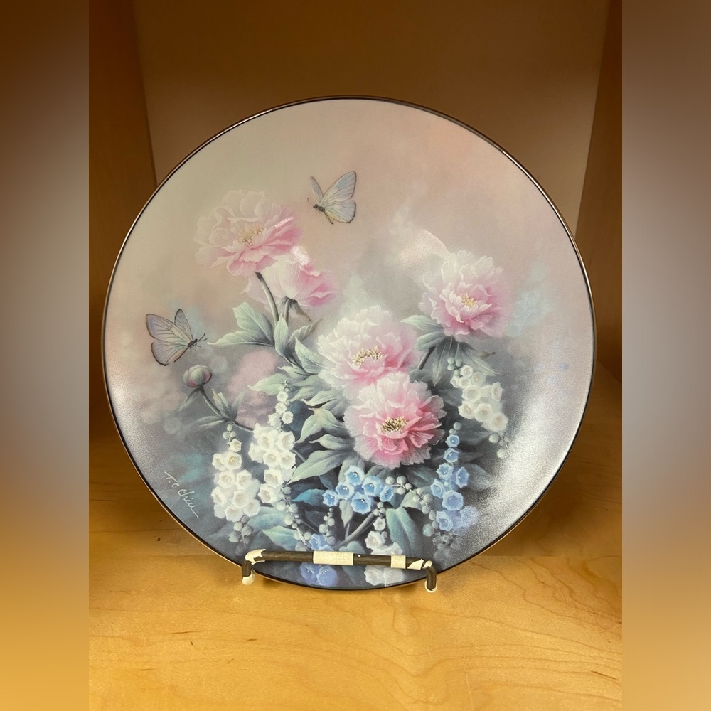 EDWIN KNOWLES OPAL SPLENDOR COLLECTABLE PLATE by TAN CHUN CHIU
